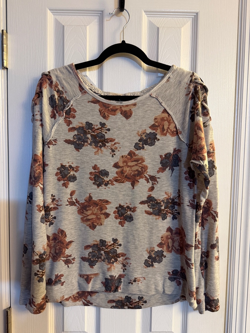 B2G1 FREE Rewind Women’s Large Gray Floral Lightweight Sweatshirt Pullover